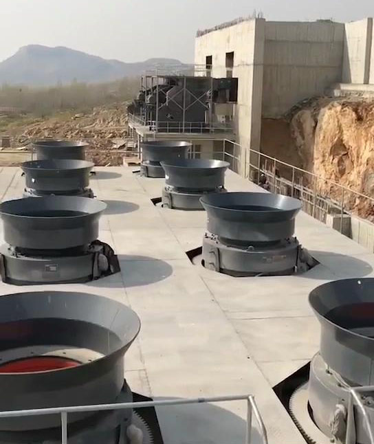 大型破碎生產(chǎn)線現(xiàn)場(chǎng) 大型破碎生產(chǎn)線現(xiàn)場(chǎng)