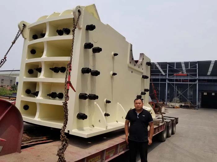 大型破碎機和人對比 大型破碎機和人對比