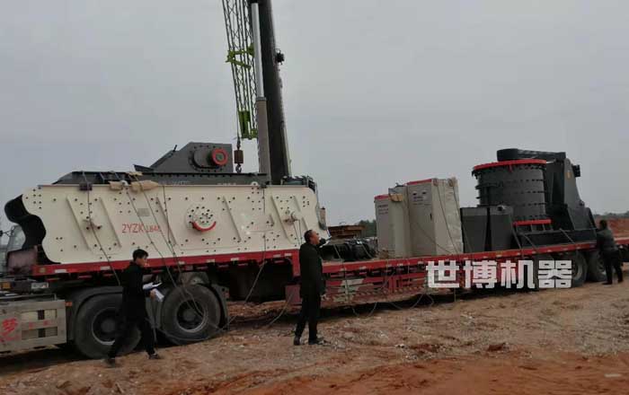 立軸錘頭制砂機(jī)運(yùn)到現(xiàn)場(chǎng)準(zhǔn)備安裝 立軸錘頭制砂機(jī)運(yùn)到現(xiàn)場(chǎng)準(zhǔn)備安裝