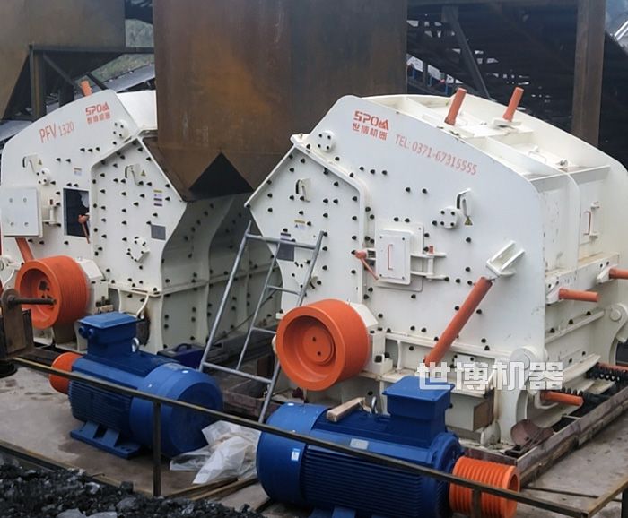 反擊式破碎機(jī)安裝現(xiàn)場 反擊式破碎機(jī)安裝現(xiàn)場