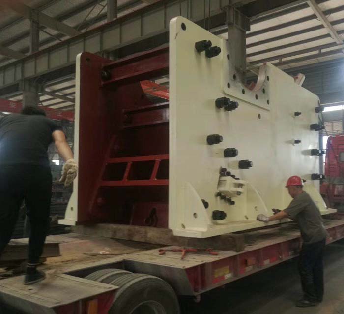 大型顎式破碎機裝車發(fā)貨了 大型顎式破碎機裝車發(fā)貨了