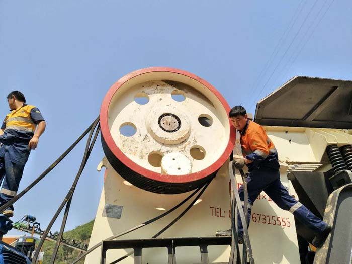 大型顎式破碎機安裝現(xiàn)場 大型顎式破碎機安裝現(xiàn)場