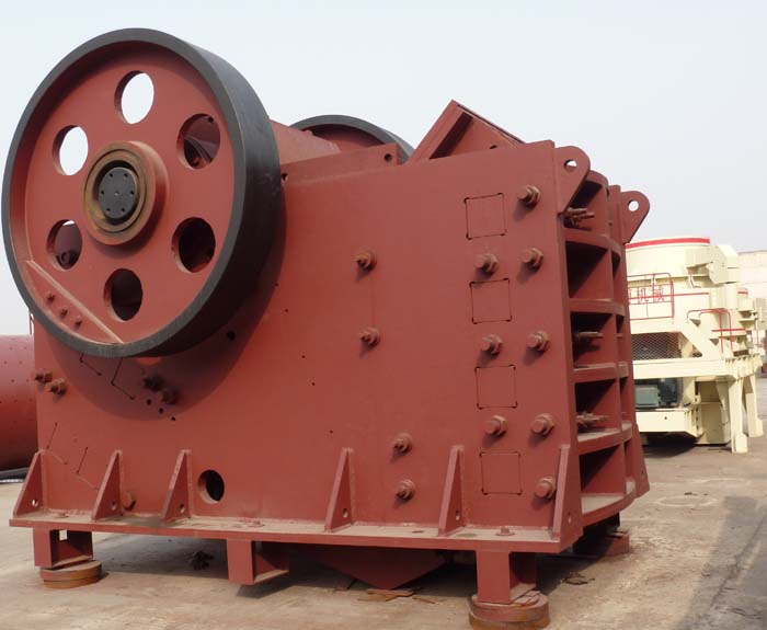 大型顎式破碎機組裝完成 大型顎式破碎機組裝完成