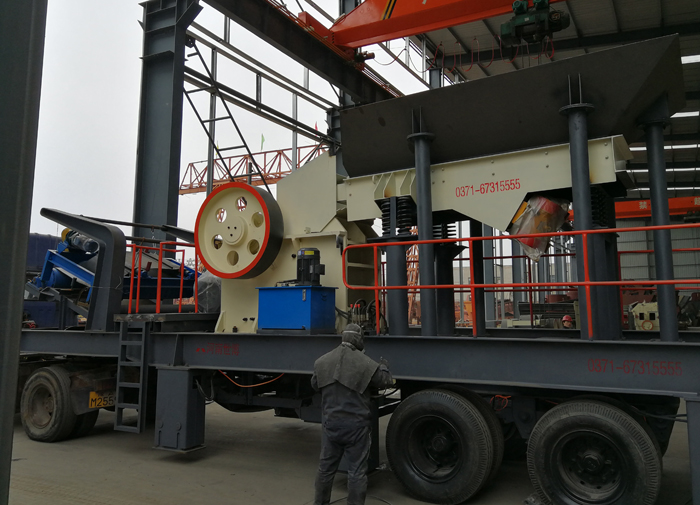 輪胎式移動石頭粉碎機械正在安裝中 輪胎式移動石頭粉碎機械正在安裝中