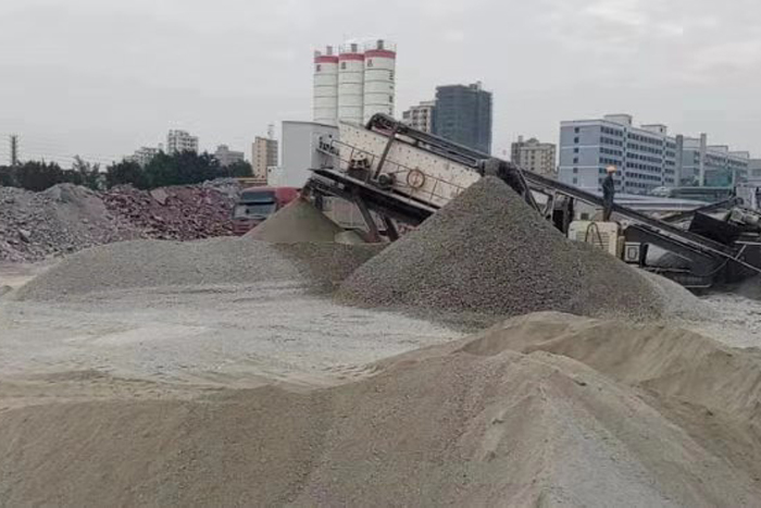 履帶移動磕石子機生產石子現場圖 履帶移動磕石子機生產石子現場圖