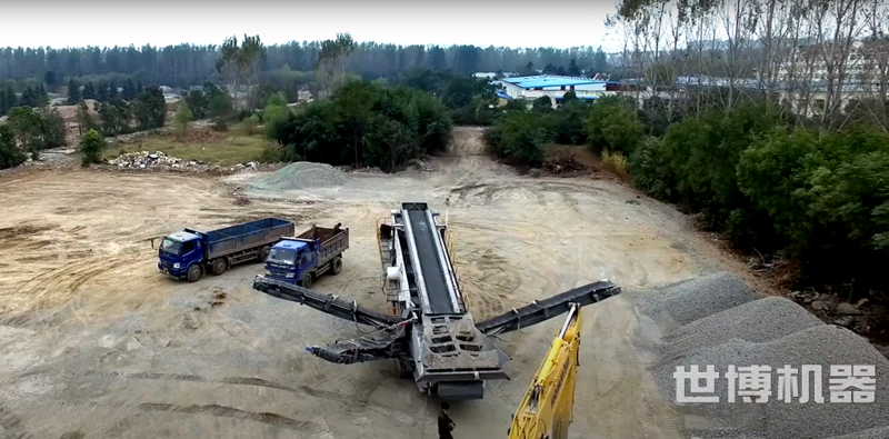 履帶式磕石機工作現場 履帶式磕石機工作現場