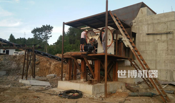 鵝卵石顎式破碎機安裝現場 鵝卵石顎式破碎機安裝現場