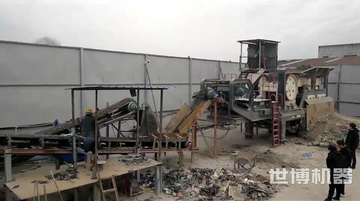 移動破碎站雙機搭配破碎建筑垃圾現場 移動破碎站雙機搭配破碎建筑垃圾現場
