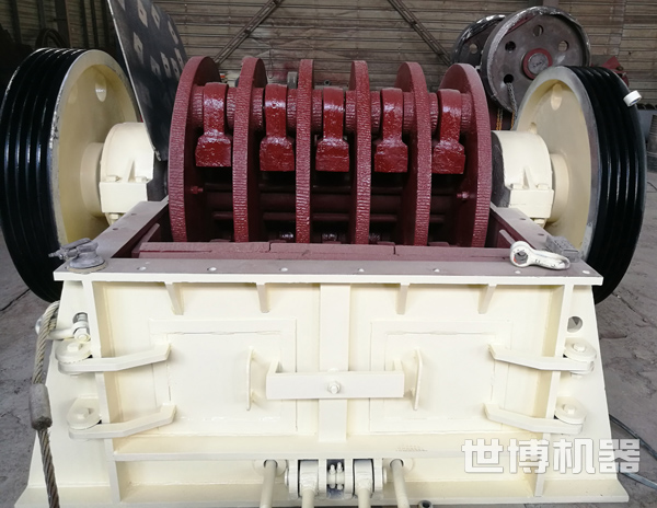 重錘式破碎機的內部 重錘式破碎機的內部