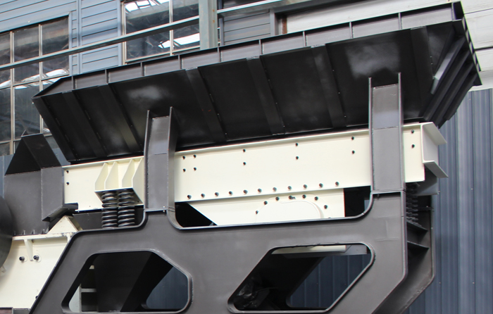 zsw振動給料機(jī)安裝在移動破碎站上 zsw振動給料機(jī)安裝在移動破碎站上