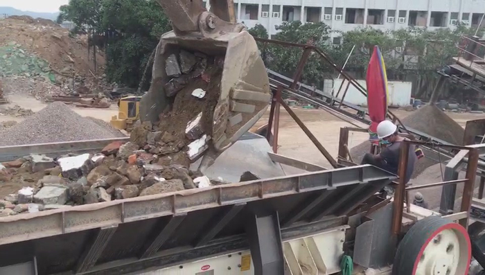 建筑垃圾破碎機(jī)工作現(xiàn)場(chǎng) 建筑垃圾破碎機(jī)工作現(xiàn)場(chǎng)