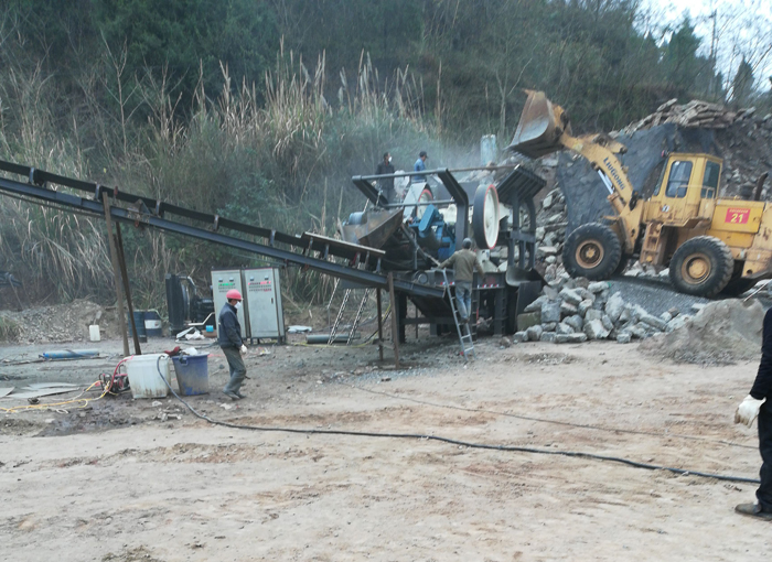 建筑垃圾粉碎機(jī)工作現(xiàn)場(chǎng) 建筑垃圾粉碎機(jī)工作現(xiàn)場(chǎng)