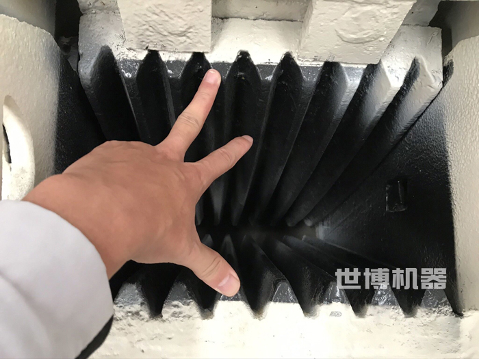 粗牙顎式破碎機進料口 粗牙顎式破碎機進料口