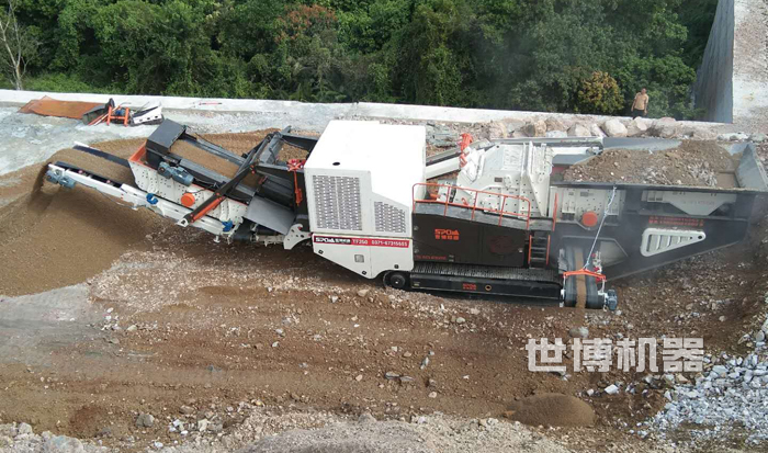 世博行走式履帶破碎機(jī)客戶(hù)現(xiàn)場(chǎng)