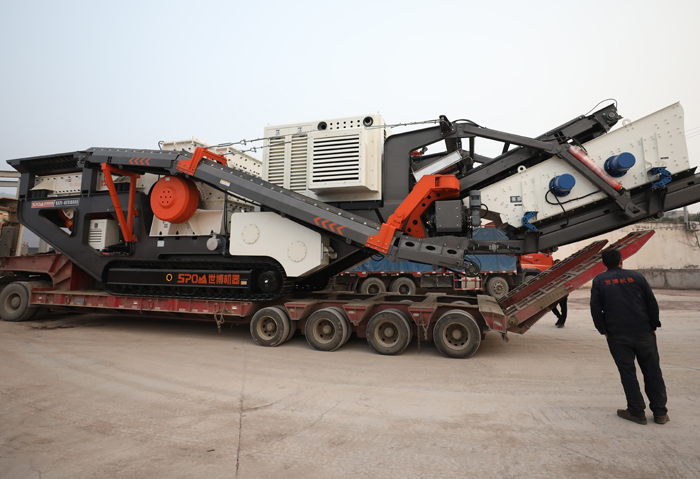 世博行走式破碎機(jī)裝車(chē)準(zhǔn)備發(fā)貨