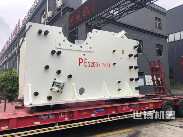 大型顎式破碎機發(fā)貨