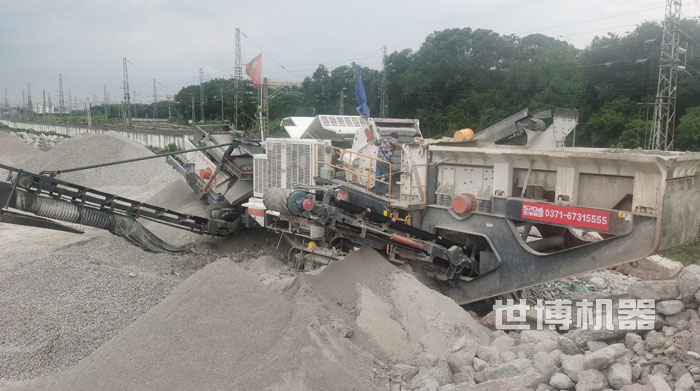 履帶式破碎站工作現(xiàn)場(chǎng) 履帶式破碎站工作現(xiàn)場(chǎng)