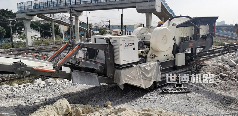 履帶式SC106L液壓巖石破碎機(jī)破碎混凝土塊現(xiàn)場 履帶式SC106L液壓巖石破碎機(jī)破碎混凝土塊現(xiàn)場