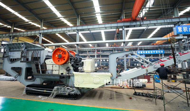 SC106L履帶式液壓巖石破碎機(jī)組裝車間 SC106L履帶式液壓巖石破碎機(jī)組裝車間