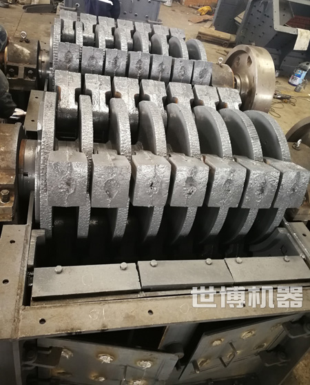 雙轉(zhuǎn)子錘頭式破碎機(jī)內(nèi)部結(jié)構(gòu) 雙轉(zhuǎn)子錘頭式破碎機(jī)內(nèi)部結(jié)構(gòu)