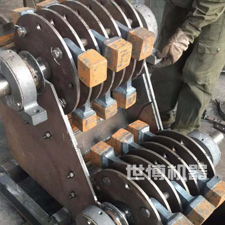 雙錘式破碎機(jī)內(nèi)部結(jié)構(gòu) 雙錘式破碎機(jī)內(nèi)部結(jié)構(gòu)