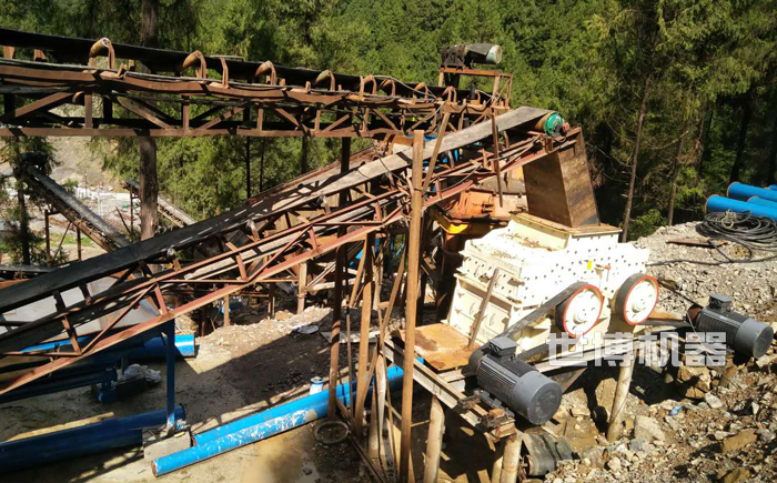 兩百噸每小時(shí)產(chǎn)量的雙轉(zhuǎn)子錘頭式制砂機(jī)安裝現(xiàn)場(chǎng) 兩百噸每小時(shí)產(chǎn)量的雙轉(zhuǎn)子錘頭式制砂機(jī)安裝現(xiàn)場(chǎng)