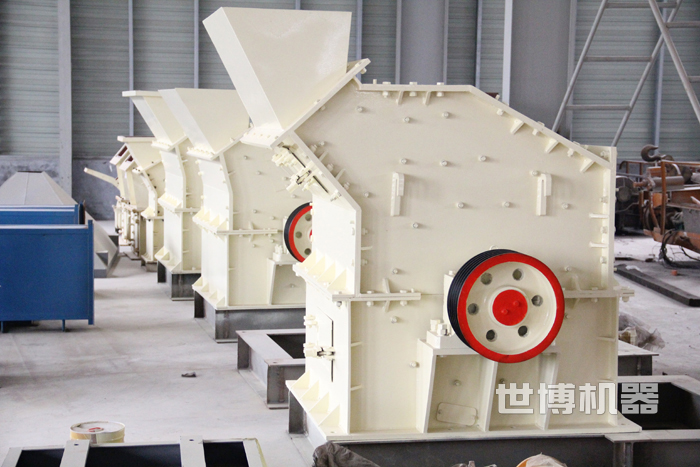 排列整齊的細碎機準備發往客戶現場