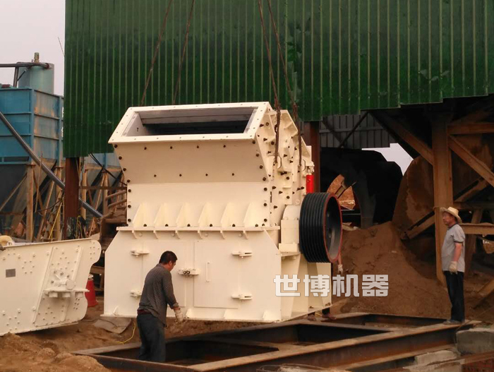 1818細碎機吊裝現場 1818細碎機吊裝現場