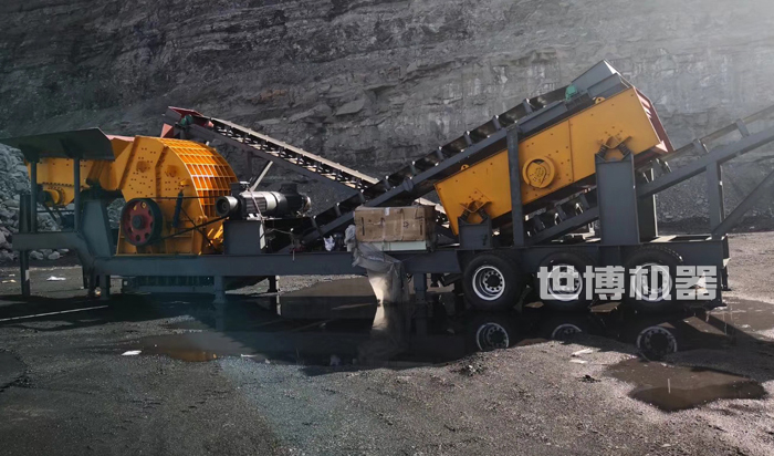 移動式三合一重錘破碎機安裝現場 移動式三合一重錘破碎機安裝現場