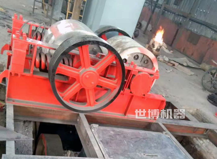 對(duì)輥式制砂機(jī) 對(duì)輥式制砂機(jī)