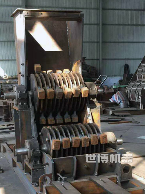 立式雙級錘式破碎機內部結構圖 立式雙級錘式破碎機內部結構圖