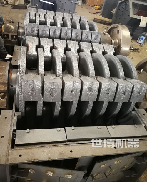 臥式雙轉子錘式破碎機內部結構 臥式雙轉子錘式破碎機內部結構