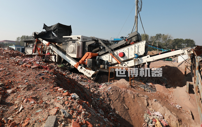 履帶式碎石機破碎建筑垃圾工作現場 履帶式碎石機破碎建筑垃圾工作現場