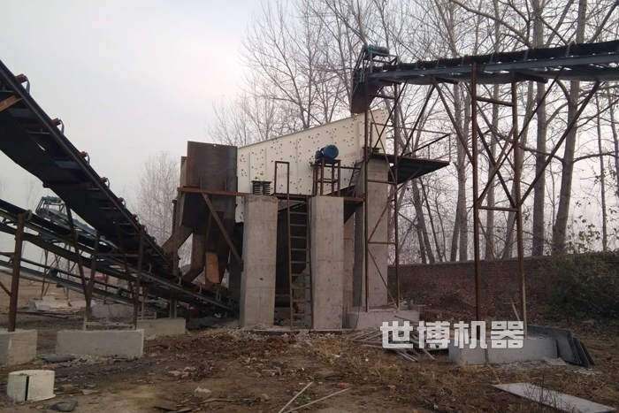 沙場(chǎng)振動(dòng)篩篩沙機(jī)安裝現(xiàn)場(chǎng) 沙場(chǎng)振動(dòng)篩篩沙機(jī)安裝現(xiàn)場(chǎng)