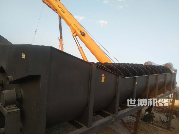 XL1120洗砂機正在吊裝 XL1120洗砂機正在吊裝