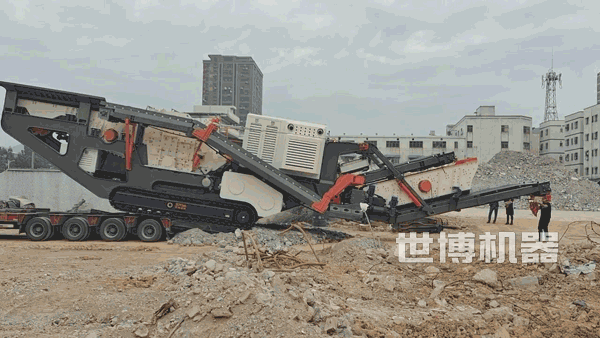 移動履帶破碎站從板車上開下來 移動履帶破碎站從板車上開下來