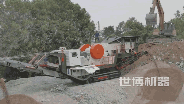履帶式移動破碎機工作現場 履帶式移動破碎機工作現場