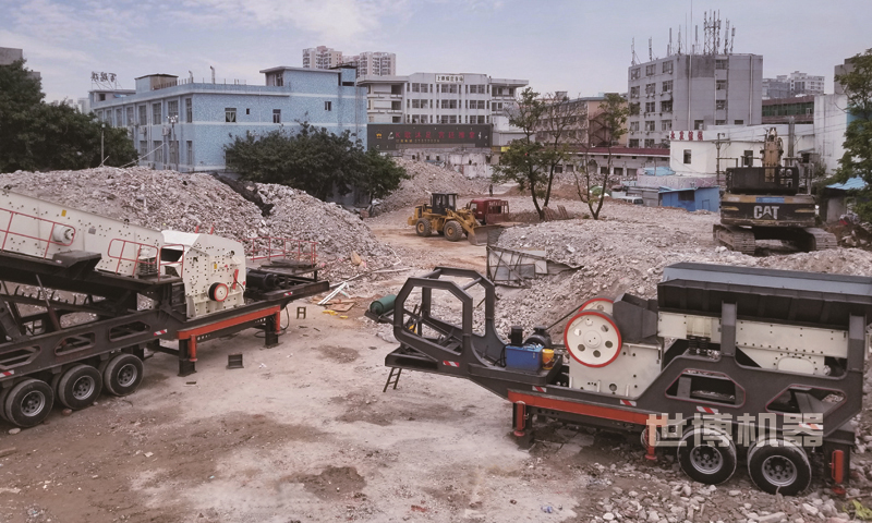 輪胎式破碎站破碎建筑垃圾現場圖 輪胎式破碎站破碎建筑垃圾現場圖