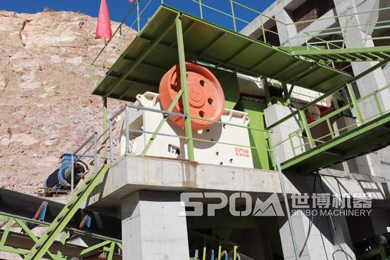 顎式破碎機工作現場 顎式破碎機工作現場