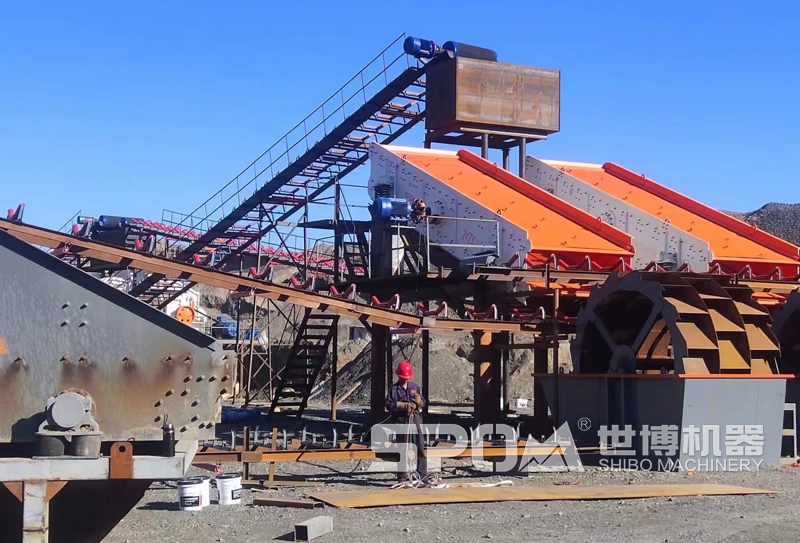 振動篩與大型洗砂機安裝現(xiàn)場 振動篩與大型洗砂機安裝現(xiàn)場