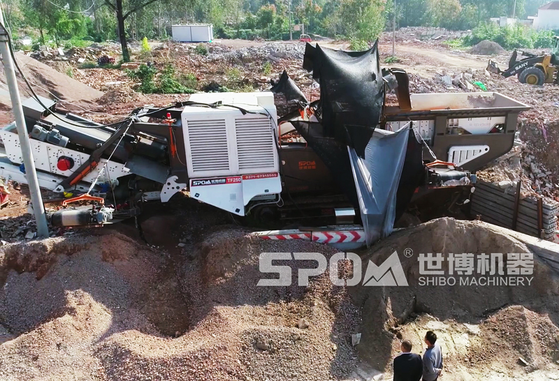 渣土粉碎機工作現(xiàn)場 渣土粉碎機工作現(xiàn)場