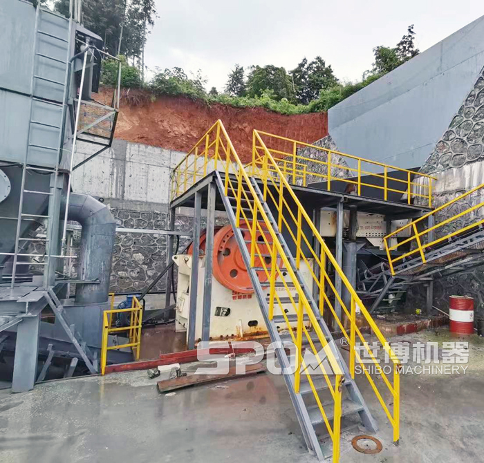 顎式破碎機配套除塵器安裝現場 顎式破碎機配套除塵器安裝現場