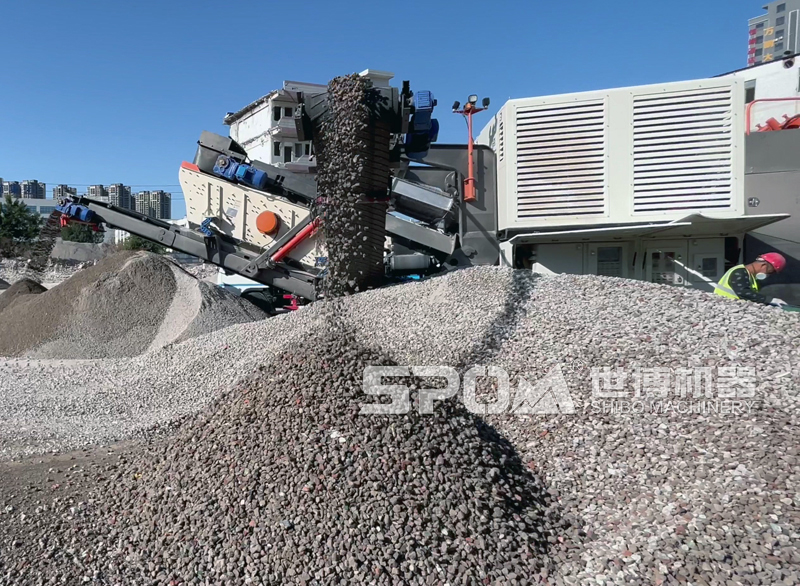 履帶式混凝土破碎站工作現場