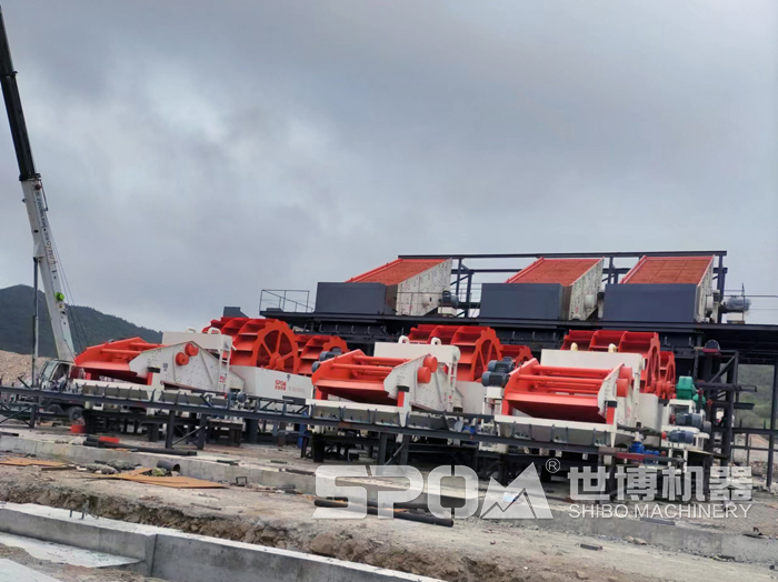 洗砂機(jī)脫水篩安裝現(xiàn)場(chǎng) 洗砂機(jī)脫水篩安裝現(xiàn)場(chǎng)