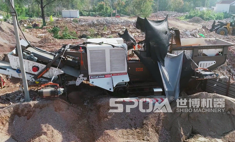 履帶式破碎站破碎建筑垃圾現場圖