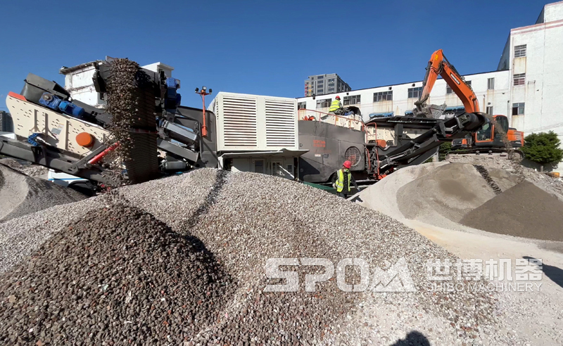 履帶大口反擊破碎站破碎建筑垃圾現場 履帶大口反擊破碎站破碎建筑垃圾現場