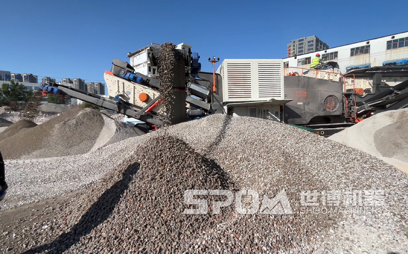 履帶式破碎機(jī)用來破碎建筑垃圾水泥塊磚頭客戶現(xiàn)場(chǎng) 履帶式破碎機(jī)用來破碎建筑垃圾水泥塊磚頭客戶現(xiàn)場(chǎng)